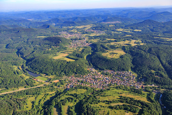 Luftbild von Ortsansicht am Klingbach im Pfälzerwald aus Süden in Silz im Bundesland Rheinland-Pfalz, Deutschland