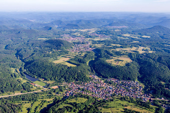 Dorf - Ansicht am Rande von landwirtschaftlichen Feldern und Nutzflächen im Pfälzerwald in Silz im Bundesland Rheinland-Pfalz, Deutschland