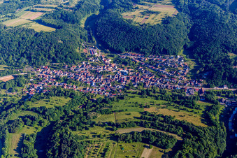 Luftbild von Dorf - Ansicht am Rande von landwirtschaftlichen Feldern und Nutzflächen im Pfälzerwald in Silz im Bundesland Rheinland-Pfalz, Deutschland