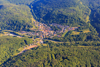Dorfansicht im Kaiserbachtal im Pfälzerwald aus Süden in Waldhambach im Bundesland Rheinland-Pfalz, Deutschland