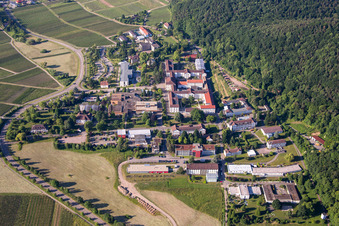 Klinikgelände des Krankenhauses Klinik für Kinder-/Jugendpsychiatrie und -psychotherapie im Ortsteil Pfalzklinik Landeck in Klingenmünster im Bundesland Rheinland-Pfalz, Deutschland