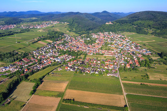 Burgruine Landeck am Haardtrand aus Osten in Klingenmünster im Bundesland Rheinland-Pfalz, Deutschland