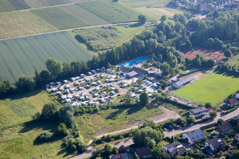 Luftbild von Wohnwagen und Zelte- Campingplatz - und Zeltplatz am Freibad im Ortsteil Ingenheim in Billigheim-Ingenheim im Ortsteil Klingen in Heuchelheim-Klingen im Bundesland Rheinland-Pfalz, Deutschland