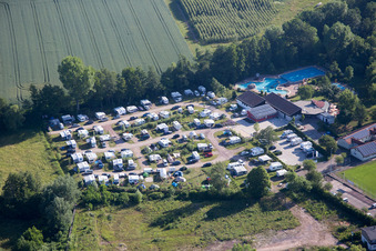 Schrägluftbild von Camping im Klingbachtal im Ortsteil Klingen in Heuchelheim-Klingen im Bundesland Rheinland-Pfalz, Deutschland