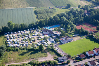 Camping im Klingbachtal im Ortsteil Klingen in Heuchelheim-Klingen im Bundesland Rheinland-Pfalz, Deutschland von oben