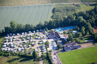 Luftaufnahme von Wohnwagen und Zelte- Campingplatz - und Zeltplatz am Freibad im Ortsteil Ingenheim in Billigheim-Ingenheim im Ortsteil Klingen in Heuchelheim-Klingen im Bundesland Rheinland-Pfalz, Deutschland