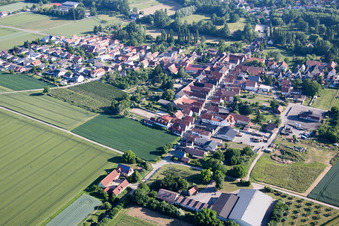Ortsansicht der Straßen und Häuser der Wohngebiete im Ortsteil Mühlhofen in Billigheim-Ingenheim im Bundesland Rheinland-Pfalz, Deutschland