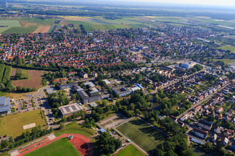 Schulzentrum mit Handballhallle des Turn und Sportverein Kandel, Realschule plus Kandel und Integrierte Gesamtschule Kandel im Bundesland Rheinland-Pfalz, Deutschland