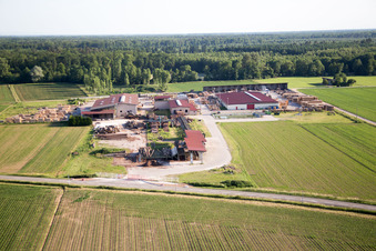 Schrägluftbild von Niederrœdern im Bundesland Bas-Rhin, Frankreich