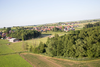 Schrägluftbild von Oberrœdern im Bundesland Bas-Rhin, Frankreich