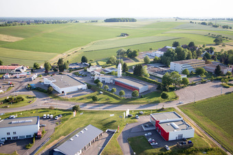 Schrägluftbild von Soultz-sous-Forêts im Bundesland Bas-Rhin, Frankreich