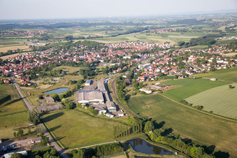 Luftaufnahme von Soultz-sous-Forêts im Bundesland Bas-Rhin, Frankreich
