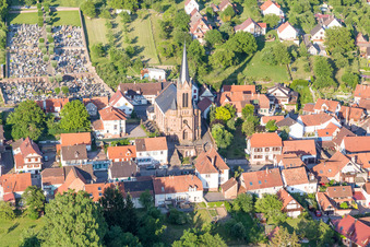 Luftbild von Kirchengebäude der Conseil Fabrique de l'Eglise Catholique in Lembach in Grand Est im Bundesland Bas-Rhin, Frankreich