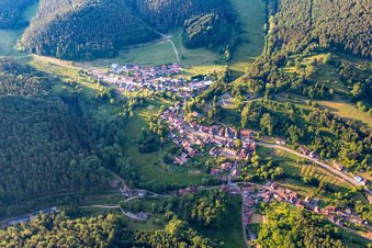 Ortsansicht der Straßen und Häuser der Wohngebiete in Bobenthal im Bundesland Rheinland-Pfalz, Deutschland