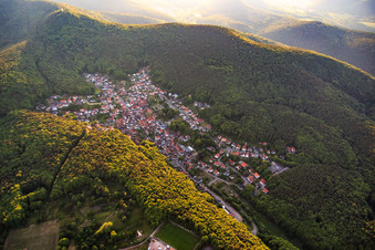 Dorfansicht versteckt im Pfälzerwald aus Südosten in Dörrenbach im Bundesland Rheinland-Pfalz, Deutschland