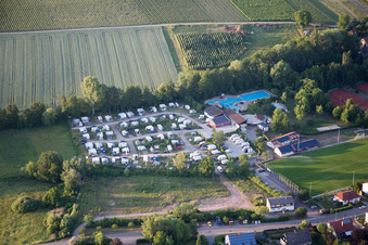 Schrägluftbild von Wohnwagen und Zelte- Campingplatz - und Zeltplatz am Freibad im Ortsteil Ingenheim in Billigheim-Ingenheim im Ortsteil Klingen in Heuchelheim-Klingen im Bundesland Rheinland-Pfalz, Deutschland