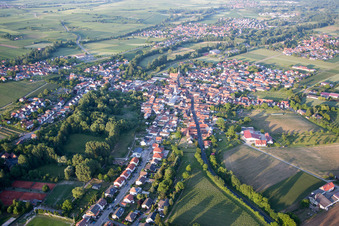 Ortsteil Ingenheim in Billigheim-Ingenheim im Bundesland Rheinland-Pfalz, Deutschland von einer Drohne aus