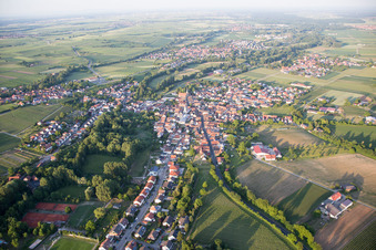 Ortsteil Ingenheim in Billigheim-Ingenheim im Bundesland Rheinland-Pfalz, Deutschland von der Drohne aus gesehen
