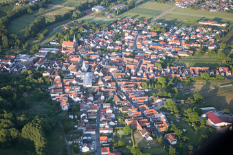Ortsansicht der Straßen und Häuser der Wohngebiete in Billigheim-Ingenheim im Bundesland Rheinland-Pfalz, Deutschland