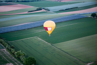 Heissluftballon in Herxheim bei Landau im Bundesland Rheinland-Pfalz, Deutschland