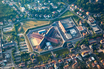 Verwaltungsgebäude der staatlichen Behörde Justizvollzugsanstalt Bruchsal im Ortsteil Untergrombach in Bruchsal im Bundesland Baden-Württemberg, Deutschland