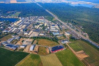 Industriegebiet Im an der A5 mit  Tank und Apparate Barth GmbH, VG Transporte GmbH,  mein solar strom GmbH,  RONAL Bathrooms GmbH und Christian Bauer Kfz-Meisterbetrieb in Forst im Bundesland Baden-Württemberg, Deutschland