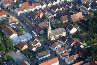 St. Laurentius Kirche im Ortsteil Mechtersheim in Römerberg im Bundesland Rheinland-Pfalz, Deutschland