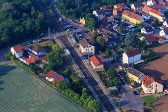 Bahnhof und Bahnübergang Speyer Straße in Lingenfeld im Bundesland Rheinland-Pfalz, Deutschland
