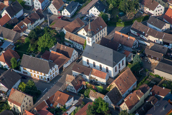 Luftbild von Kirchengebäude der Prot. Kirche im Dorfkern in Westheim im Bundesland Rheinland-Pfalz, Deutschland