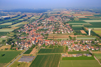 Ortsansicht aus Osten mt Wasserturm im Ortsteil Niederlustadt in Lustadt im Bundesland Rheinland-Pfalz, Deutschland