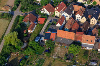 Mühlgasse in Zeiskam im Bundesland Rheinland-Pfalz, Deutschland von oben