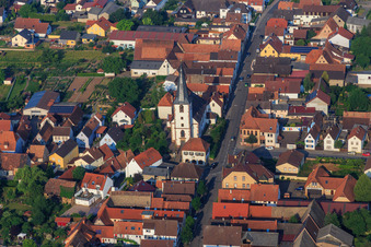 Kirche in der Lange Straße in Ottersheim bei Landau im Bundesland Rheinland-Pfalz, Deutschland