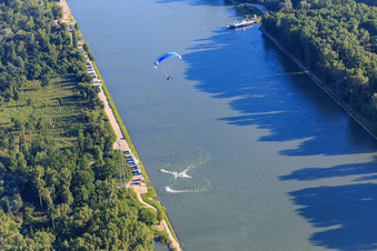 Wasserscooter vs. Paraglider im bzw. über dem Rhein im Ortsteil Leopoldshafen in Eggenstein-Leopoldshafen im Bundesland Baden-Württemberg, Deutschland