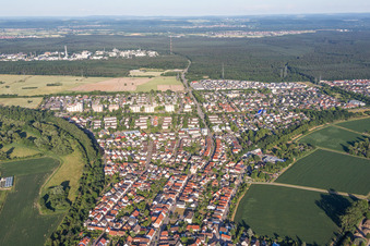 Ortsansicht der Straßen und Häuser der Wohngebiete im Ortsteil Leopoldshafen in Eggenstein-Leopoldshafen im Bundesland Baden-Württemberg, Deutschland