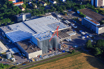 Luftaufnahme von Baustelle bei L'OREAL Produktion Deutschland GmbH & Co. KG im Ortsteil Nordweststadt in Karlsruhe im Bundesland Baden-Württemberg