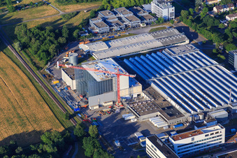 Baustelle bei L'OREAL Produktion Deutschland GmbH & Co. KG im Ortsteil Nordweststadt in Karlsruhe im Bundesland Baden-Württemberg von oben gesehen