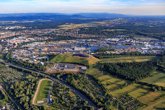 Verkehrs Betriebe Karlsruhe GmbH - Betriebshof West vor den Karlsruher Rheinhäfen aus Norden im Ortsteil Mühlburg im Bundesland Baden-Württemberg, Deutschland