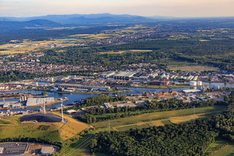 Nordbeckenstraße an den Karlsruher Rheinhäfen im Ortsteil Mühlburg im Bundesland Baden-Württemberg, Deutschland
