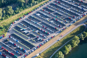 Abstellflächen für neue LKW-Zugfahrzeuge der Daimler Automobilwerke in Wörth am Rhein im Ortsteil Maximiliansau im Bundesland Rheinland-Pfalz, Deutschland