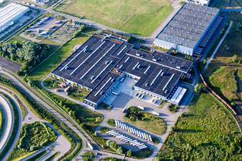 Gebäude und Produktionshallen auf dem Werksgelände der Europack GmbH im Ortsteil Industriegebiet Wörth-Oberwald in Wörth am Rhein im Bundesland Rheinland-Pfalz, Deutschland