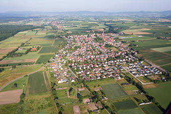 Ortsansicht der Straßen und Häuser der Wohngebiete in Minfeld im Bundesland Rheinland-Pfalz, Deutschland
