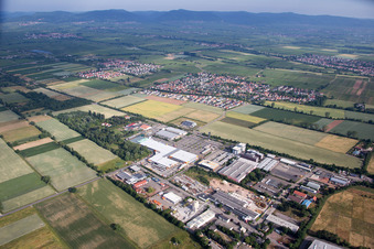 Industriegebiet Bruchwiesenstraße mit Hornbach Baumarkt im Ortsteil Dreihof in Essingen im Bundesland Rheinland-Pfalz, Deutschland