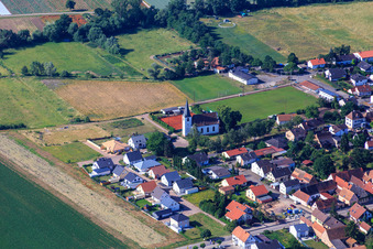 Schlosskirche am Sportplatz des SV Altdorf Böbingen 1958 im Bundesland Rheinland-Pfalz, Deutschland