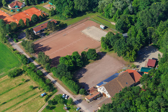 Halle der Oldtimerfreunde Ottersheim e.V. und Sportplätzer des Tennisclub TC86 Ottersheim in Ottersheim bei Landau im Bundesland Rheinland-Pfalz, Deutschland