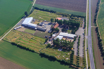 Schrägluftbild von Fussballgolfpark Südpfalz im Adamshof Kandel im Bundesland Rheinland-Pfalz, Deutschland