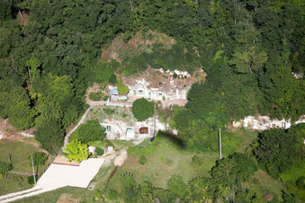 Schrägluftbild von Tuffsteinhöhlenwohnungen am Loir in Thore-la-Rochette in Centre-Val de Loire in Thoré-la-Rochette im Bundesland Loir-et-Cher, Frankreich