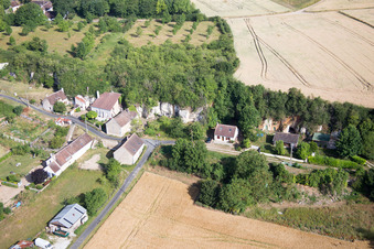Schrägluftbild von Tuffsteinhöhlenwohnungen am Loir in Lunay in Centre-Val de Loire im Bundesland Loir-et-Cher, Frankreich