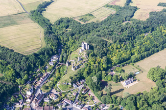 Luftbild von Burganlage des Schloß Château de Lavardin in Lavardin in Centre-Val de Loire im Bundesland Loir-et-Cher, Frankreich