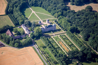 Schrägluftbild von Huisseau-en-Beauce, Château du Plessis-Fortia sci im Bundesland Loir-et-Cher, Frankreich