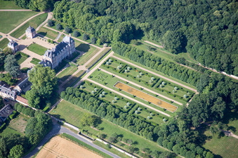 Luftbild von Gebäudekomplex im Schloßpark von Schloß La Basse Cour in Huisseau-en-Beauce in Centre-Val de Loire im Bundesland Loir-et-Cher, Frankreich
